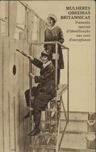 Mulheres obreiras britannicas pintando marcas didentificação nas azas daeroplanos. - [S.l. : s.n., 1914-1918]. - 1 postal : castanho ; 14x9 cm