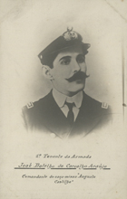 1º Tenente da Armada José Botelho de Carvalho Araújo : comandante do caça-minas -Augusto de Carvalho- : [Guerra 1914-1918] [1918-19]. - 1 foto : maqueta de postal, p&b ; 14x9cm